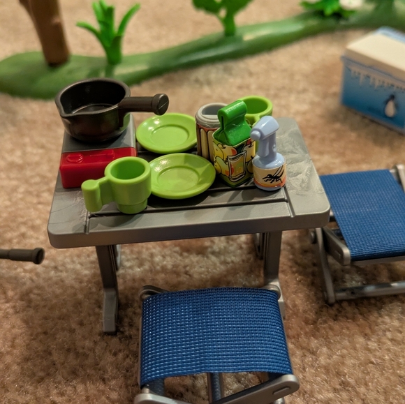 Playmobil 2 Set Bundle: Summer Fun Camping Lodge, Family Camping Trip, Gifts - Picture 5 of 12
